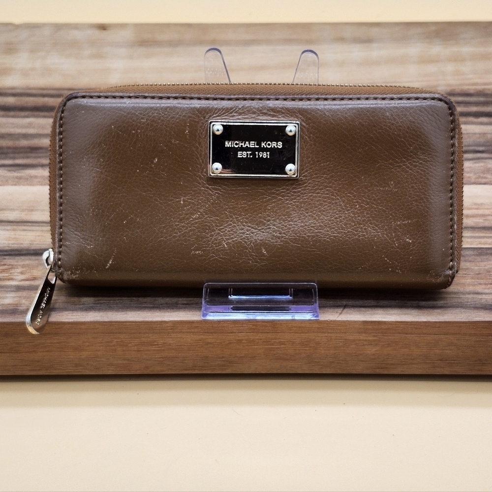 Micha Kors Large Leather Zippered Wallet With Gold Hardware And Finishings